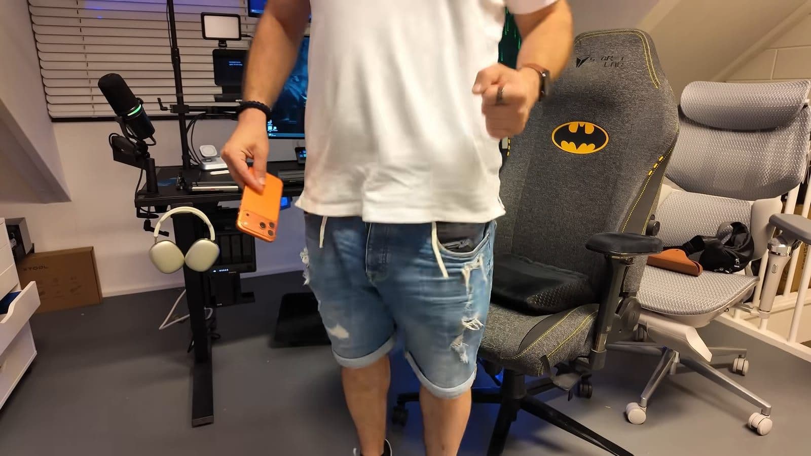 Zino stopt de zware Tank 5 in zijn broekzak waardoor zijn korte broek direct omlaag zakt