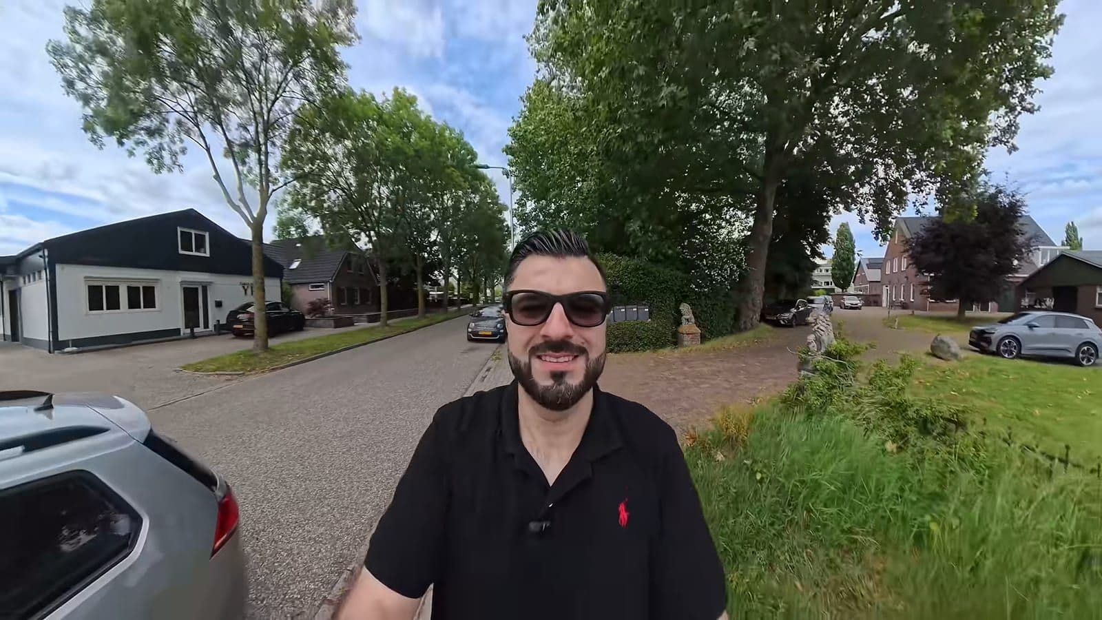 Zino loopt buiten over straat terwijl de camera voor hem zweeft zonder zichtbare stok
