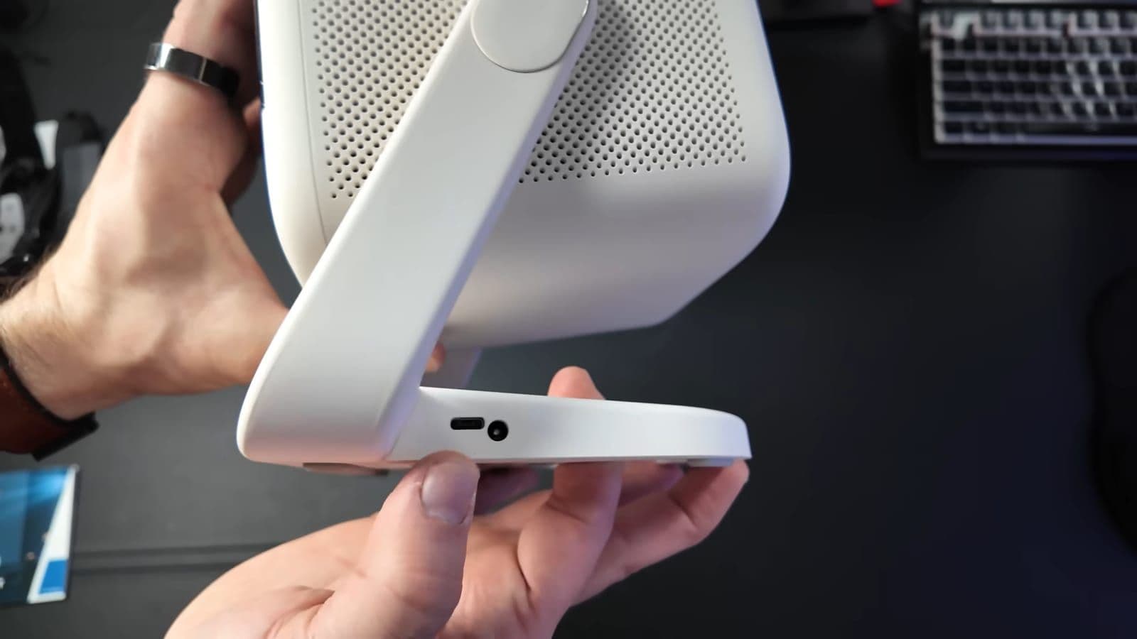 Side profile of the Toumei S7 base displaying the USB-C port and barrel DC power connector