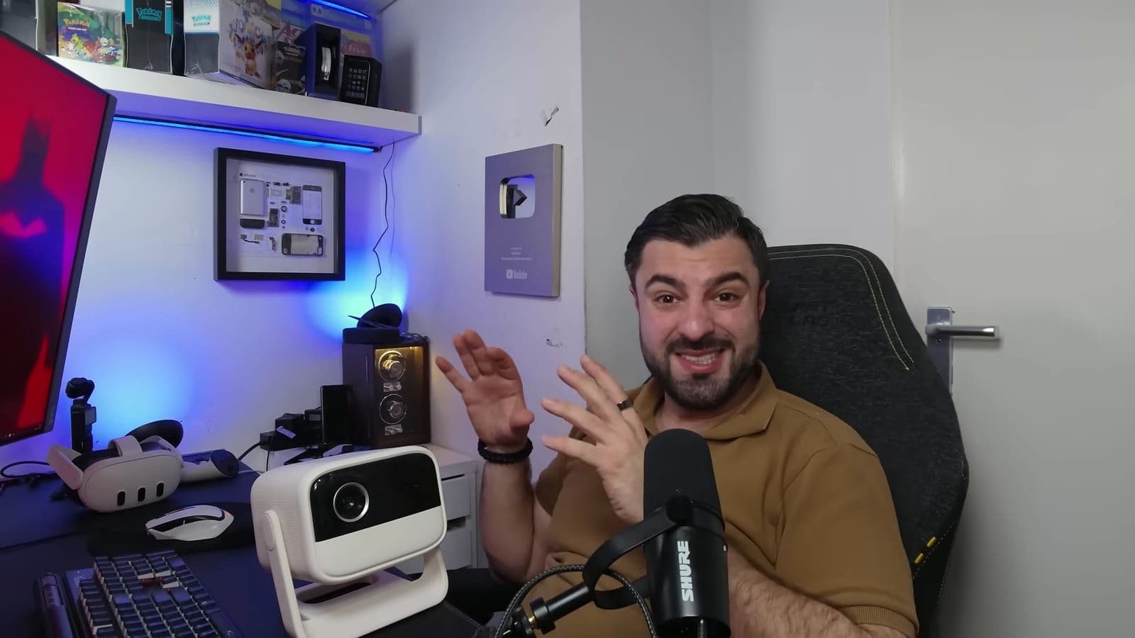 Zino sitting at his desk showing the Toumei S7 mounted on its built-in gimbal stand