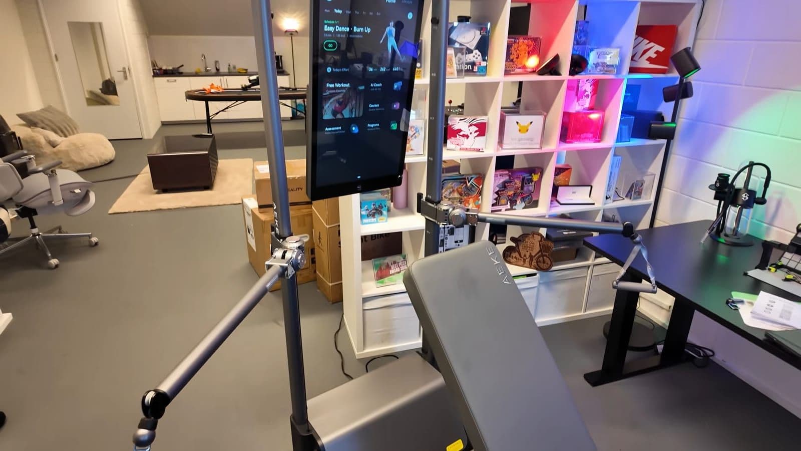 AEKE S1 Pro uitgeklapt met trainingsbank en verstelbare armen in de studio