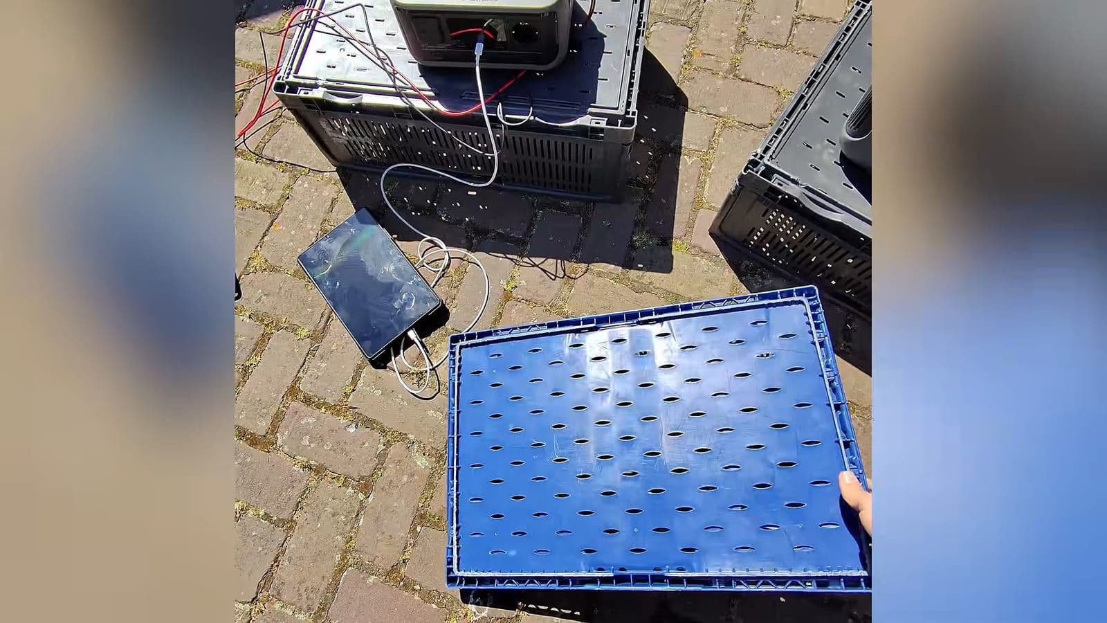 Frontaanzicht van de compacte ALLPOWERS VOLIX P300 met aangesloten apparaten op een krat buiten