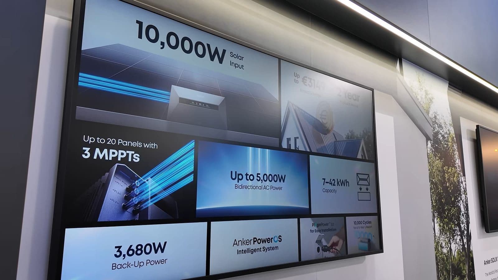 Groot scherm op de Anker-stand met specificaties van de Solarbank Max: 10.000 W zonne-input, 3 MPPT's, tot 5.000 W, 7 tot 42 kWh en 3.680 W back-up