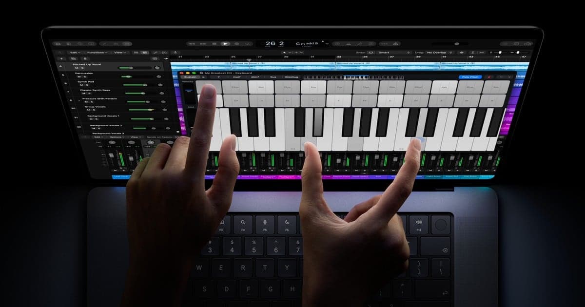 Handen bespelen een virtueel toetsenbord op het scherm van de MacBook Pro