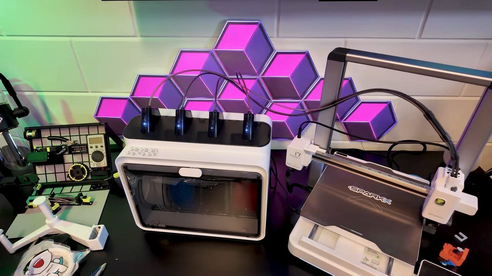 De Creality SPARKX i7 printer en het CFS Lite filamentsysteem opgesteld op het bureau