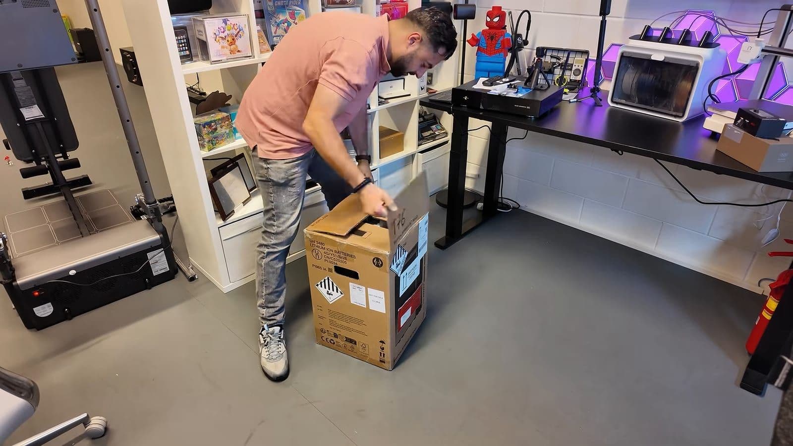 Zino tilt de EcoFlow STREAM AC5000 uit de kartonnen verpakking