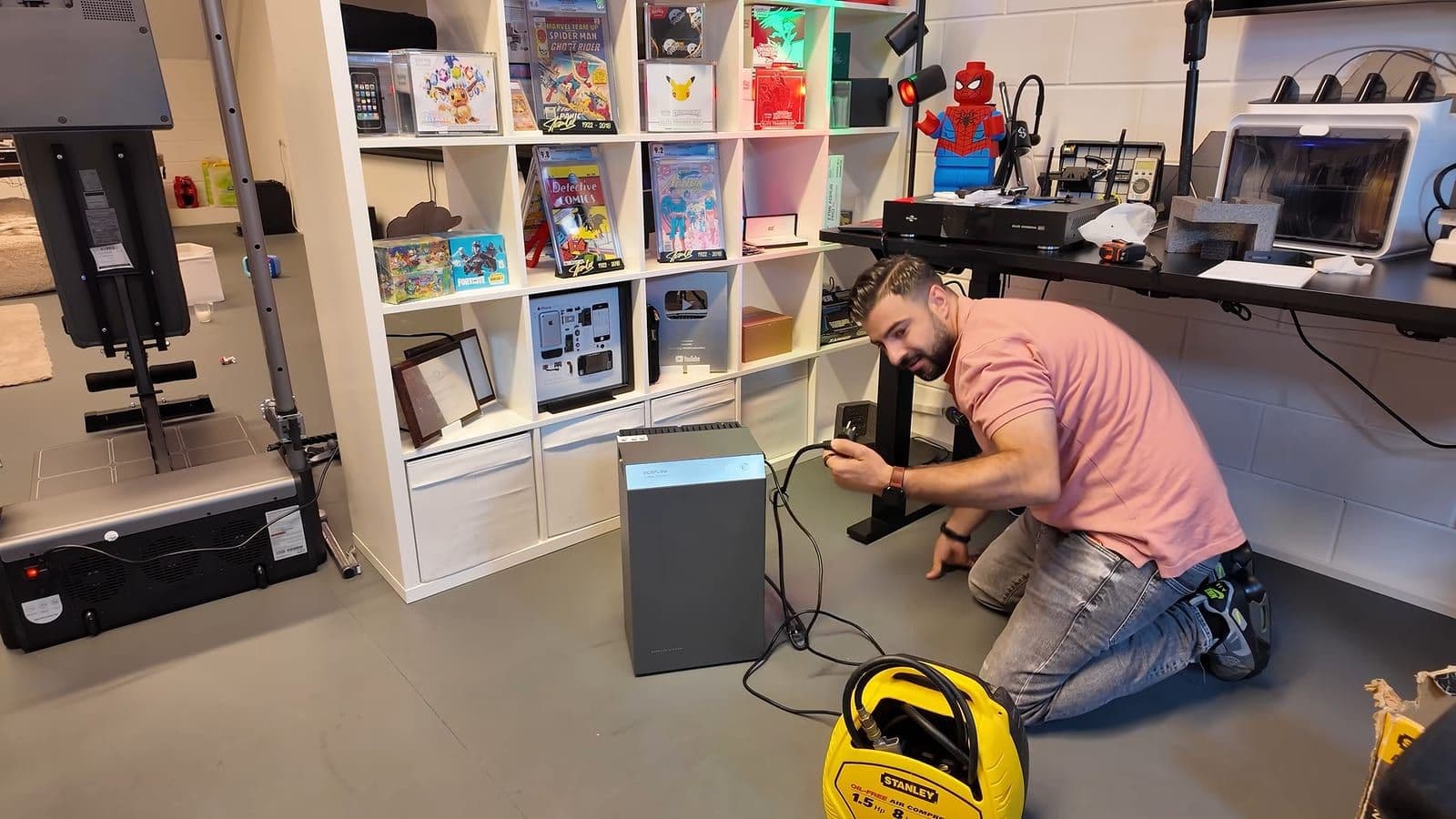 De compressor draait op de EcoFlow terwijl de netstekker handmatig wordt losgetrokken