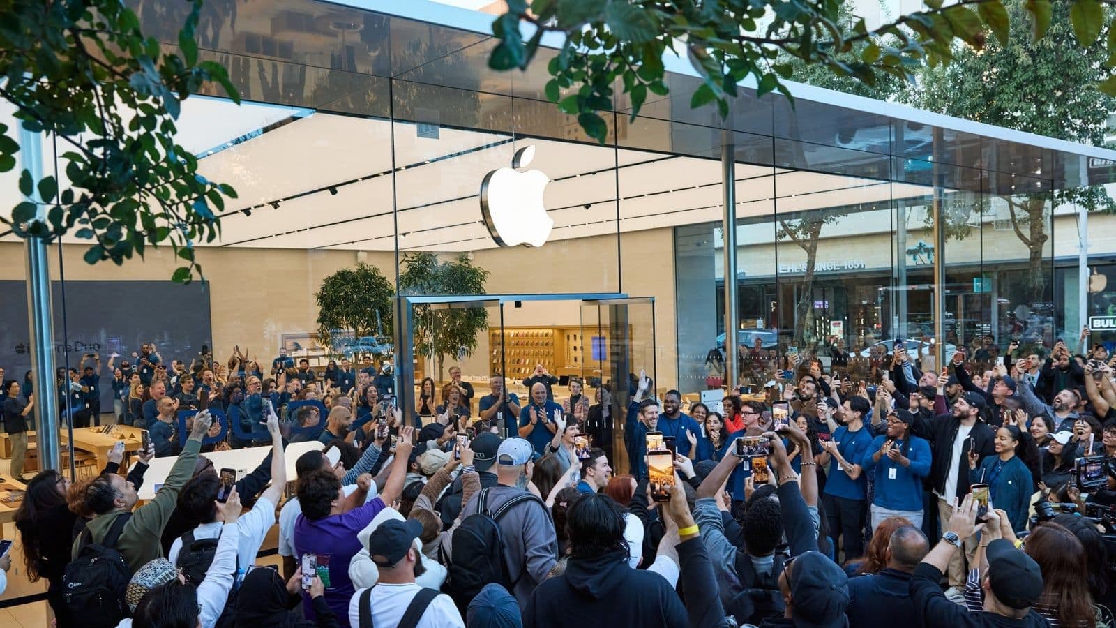 Een menigte wachtende klanten voor Apple Domain NORTHSIDE in Austin met Apple-directieleden