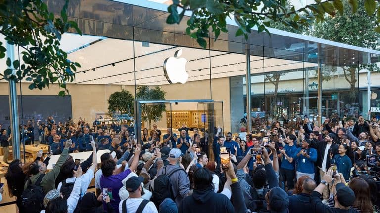 Een menigte wachtende klanten voor Apple Domain NORTHSIDE in Austin met Apple-directieleden