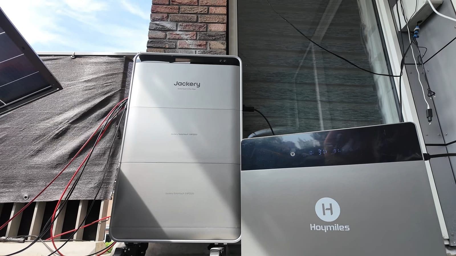 De Jackery SolarVault 3 Pro Max en Hoymiles HiBattery 4020X naast elkaar op het balkon