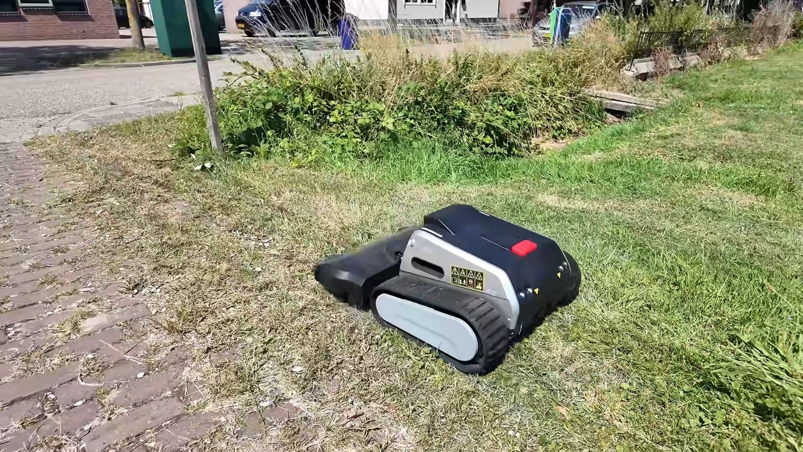 Lymow One Plus maait vlak langs een begroeide rand met onkruid