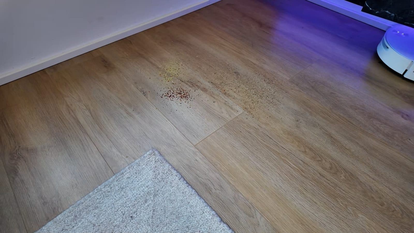 Kruimels van brood en specerijen liggen verspreid op een laminaatvloer