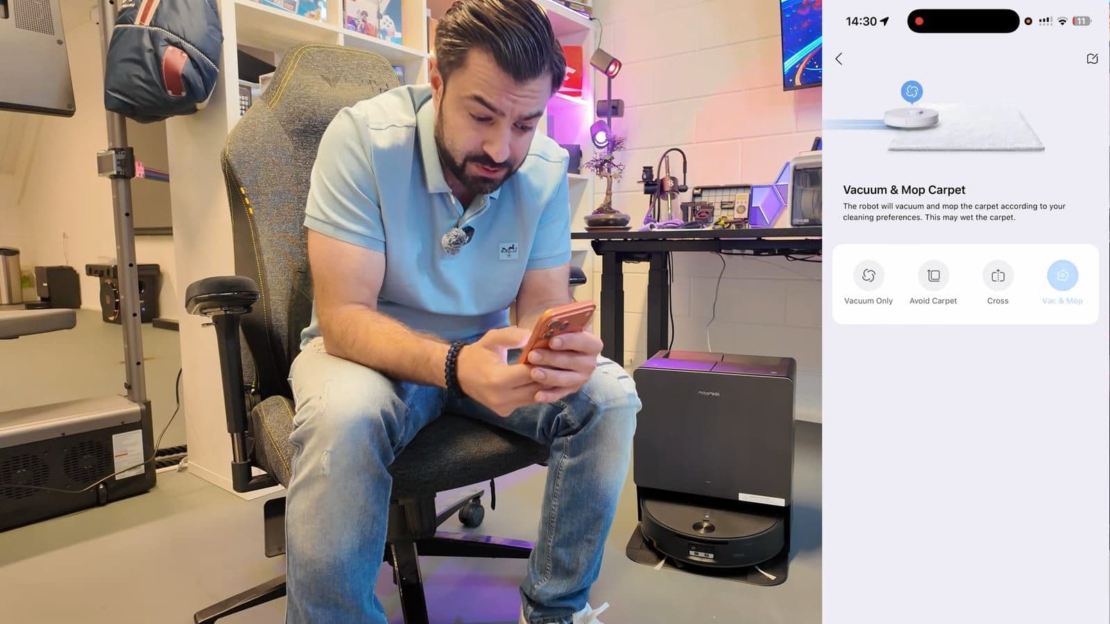 Zino op een bureaustoel met telefoon naast het dock, rechts het app-scherm met tapijtinstellingen