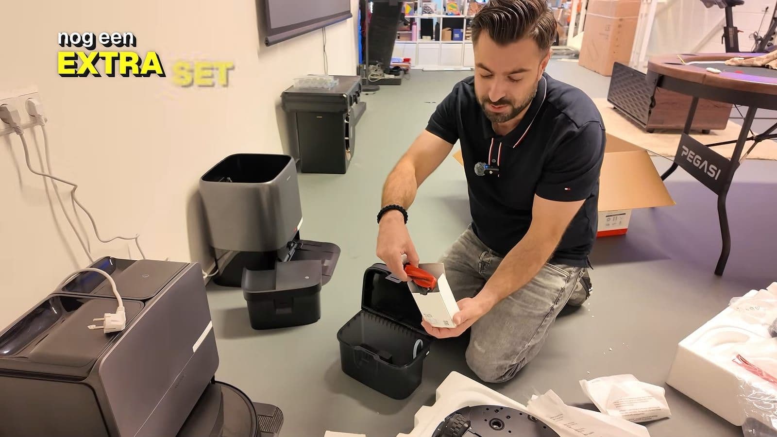 Zino pakt de doos met accessoires en reserveonderdelen uit