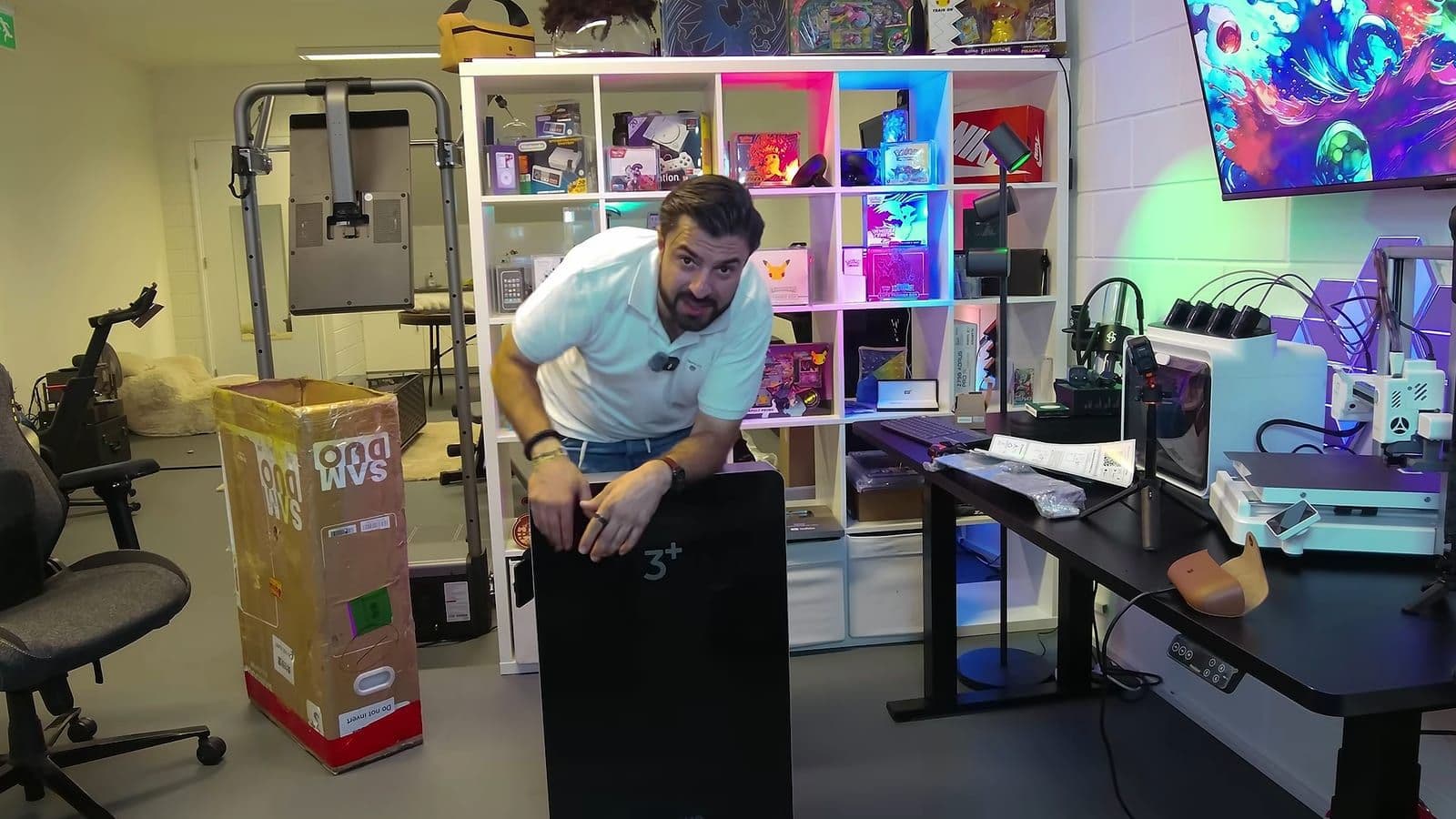 Zino buigt zich over de zwarte batterij naast de geopende kartonnen doos