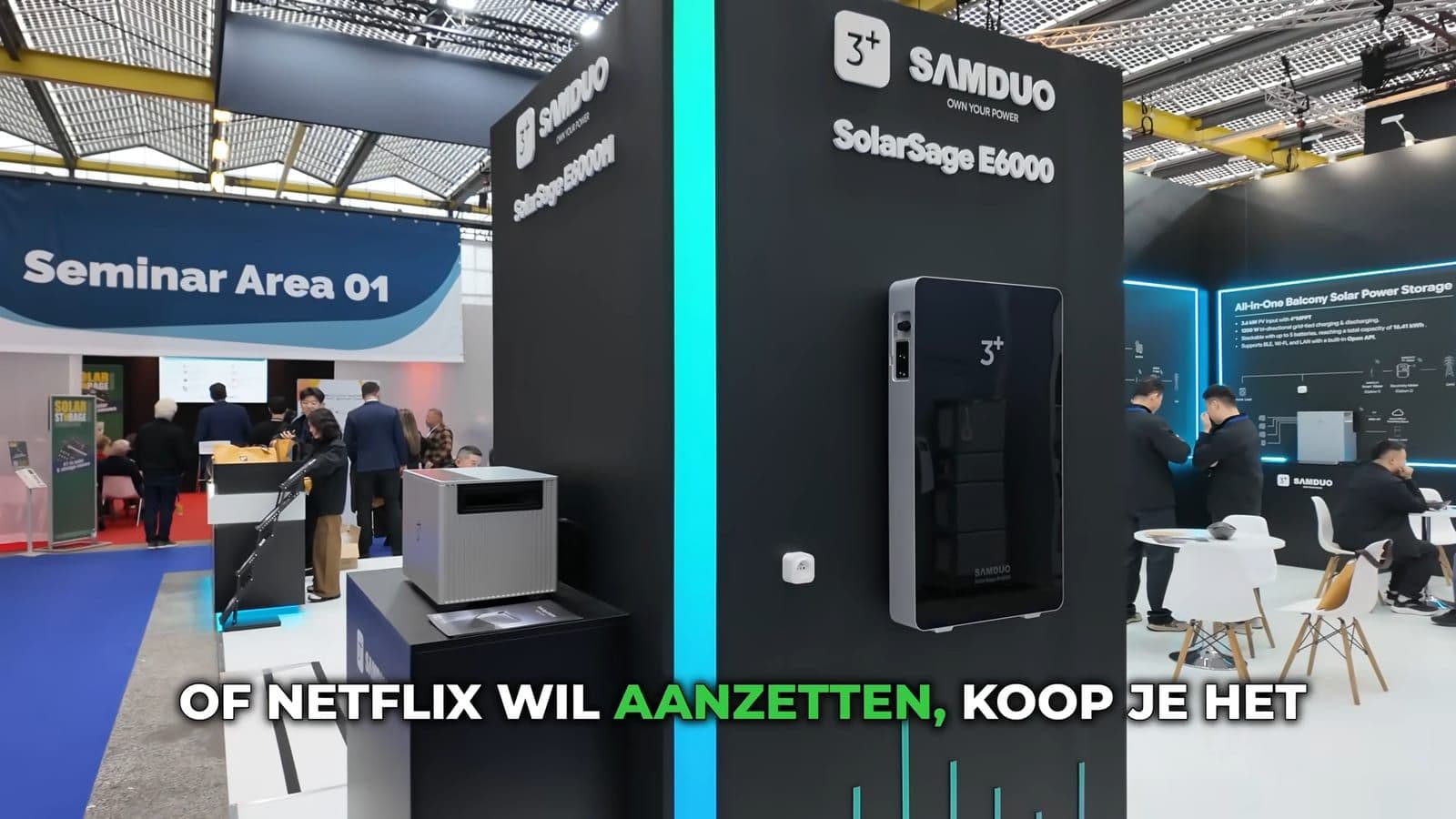 De stand van SAMDUO op Solar Solutions Amsterdam met de SolarSage E6000 aan de muur
