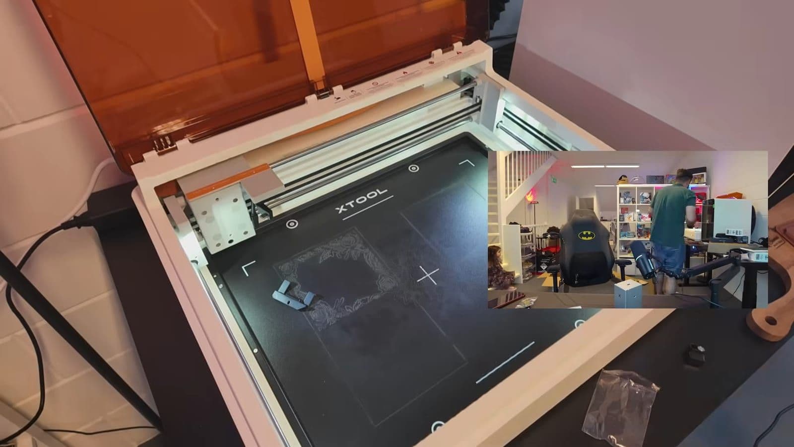 Het plaatsen van de CMYK printmodule in de slede van de xTool M2