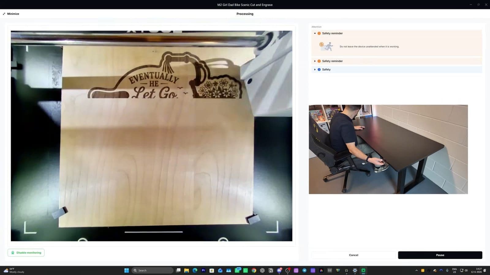 Gesplitst scherm met live camerabeeld van het lasergraveren en de verstelbare werktafel