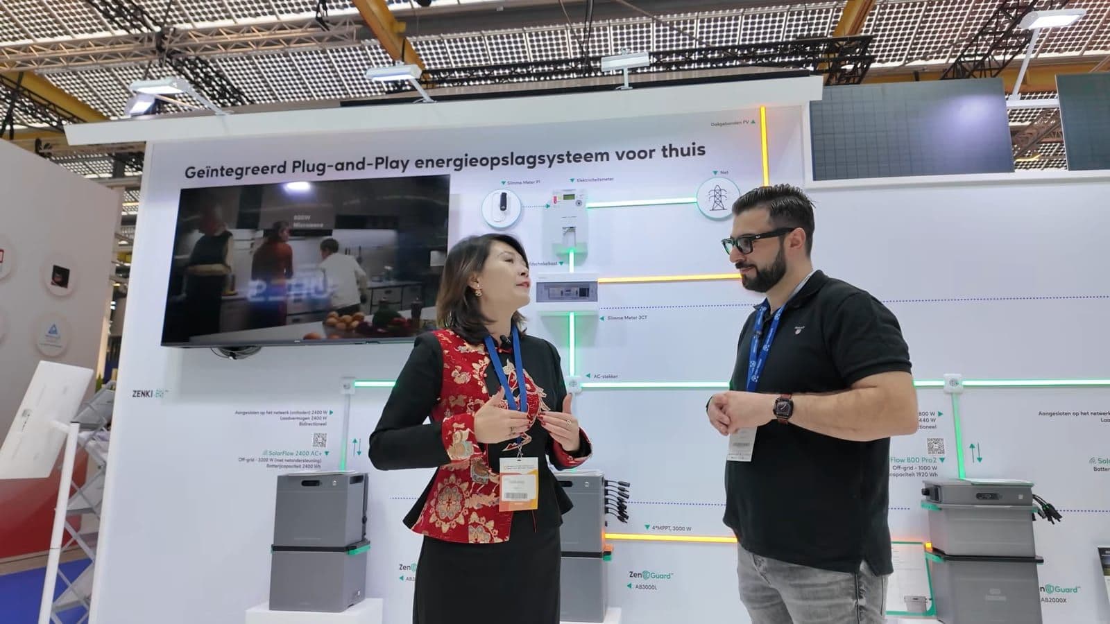 Zino in gesprek met Jolene Shang voor de Zendure beurswand