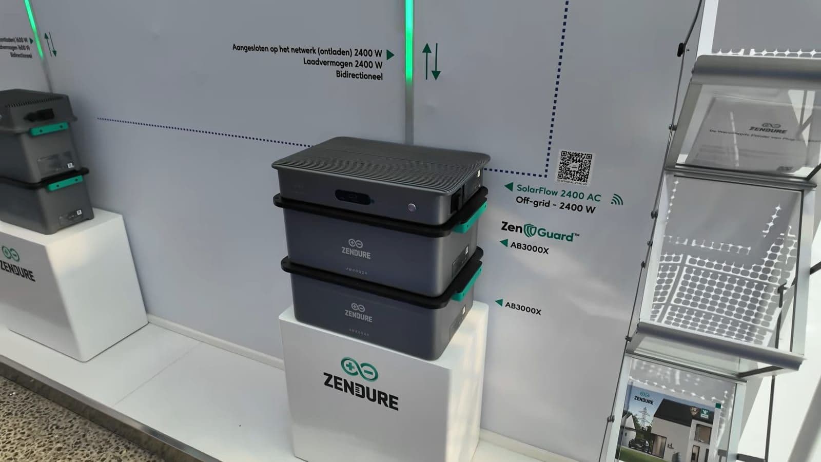 Close-up van de Zendure SolarFlow 2400 AC gestapeld op ZenGuard AB3000X accupacks